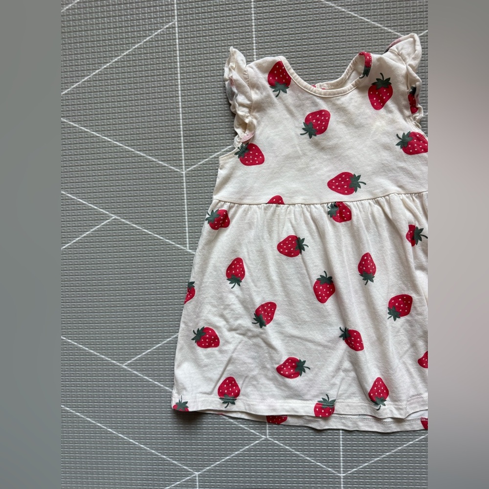 H&M|Baby girl strawberry printed play dress with Ruffled Sleeves,very soft•••12M